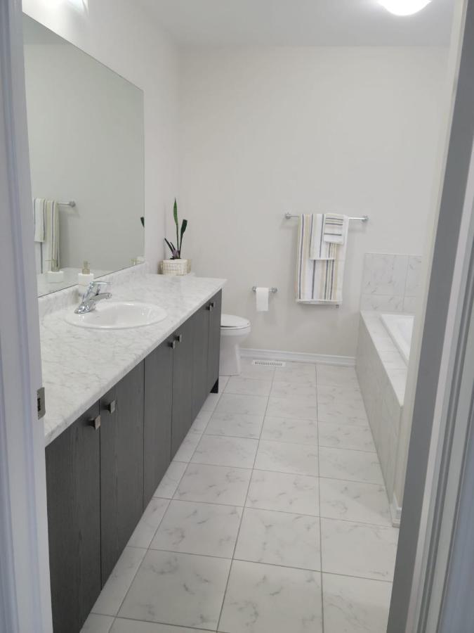 Villa Niagara- Beautiful Cozy Sunfilled Big Complete House Minutes Drive From Falls à Thorold Extérieur photo