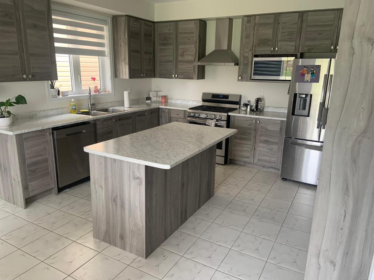 Villa Niagara- Beautiful Cozy Sunfilled Big Complete House Minutes Drive From Falls à Thorold Extérieur photo